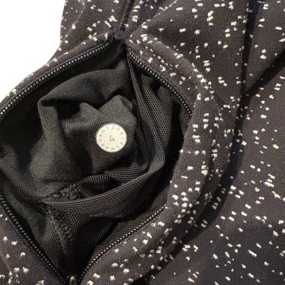 Lululemon Run Briskly 1/2 Zip Top Jacquard Black White Thumbhole, Sz 4 - Picture 15 of 15
